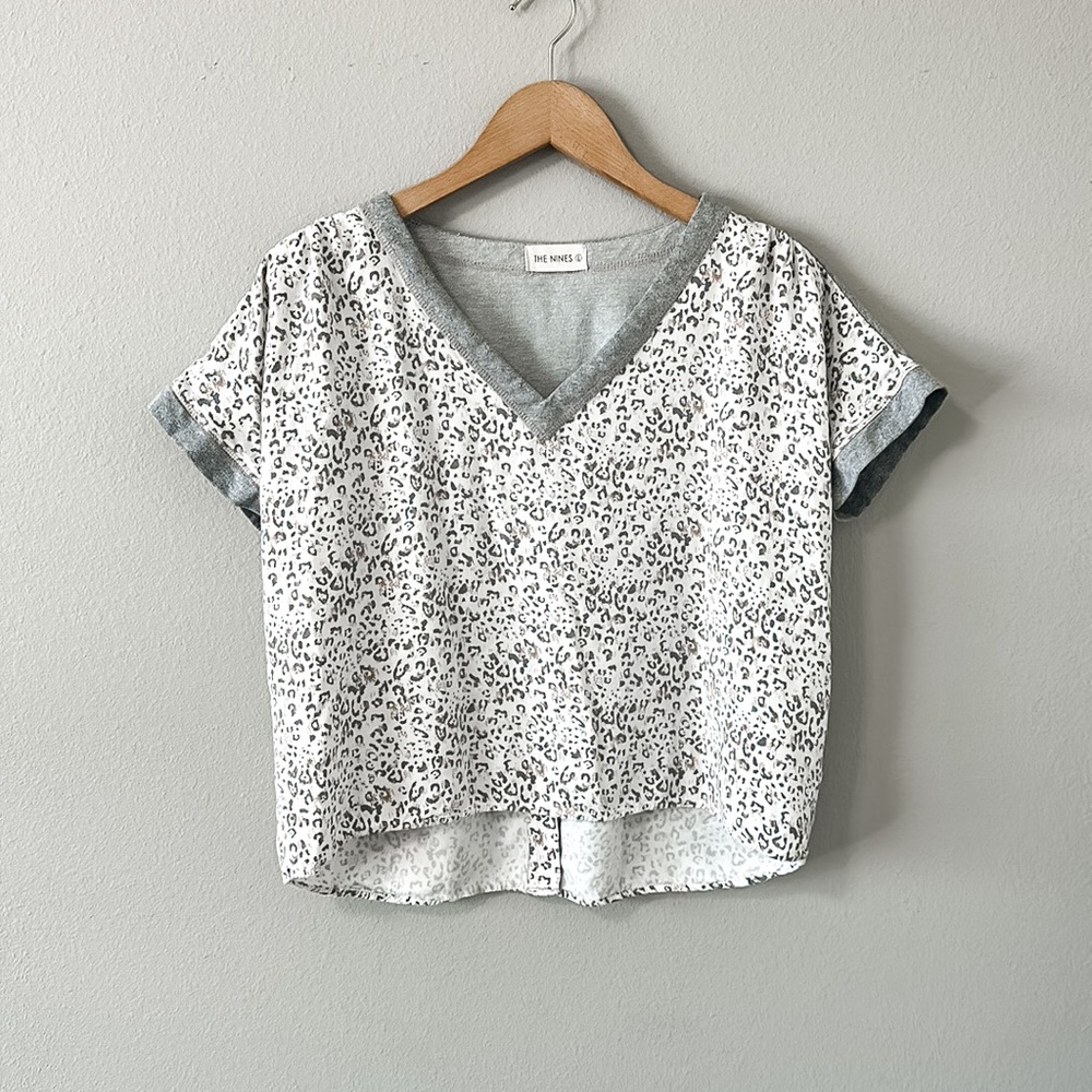 The Nines Gray/Off White Leopard Print V Neck Crop Short Sleeve Top Large